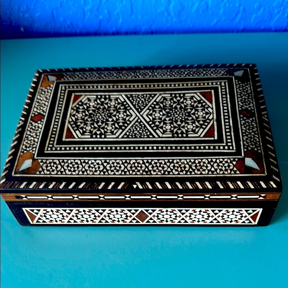 Vintage Mother of Pearl Marquetry Intricate Inlay Wood Box